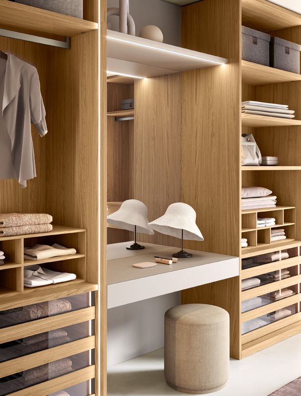 Custom wardrobe — Vanity between shelving columns
