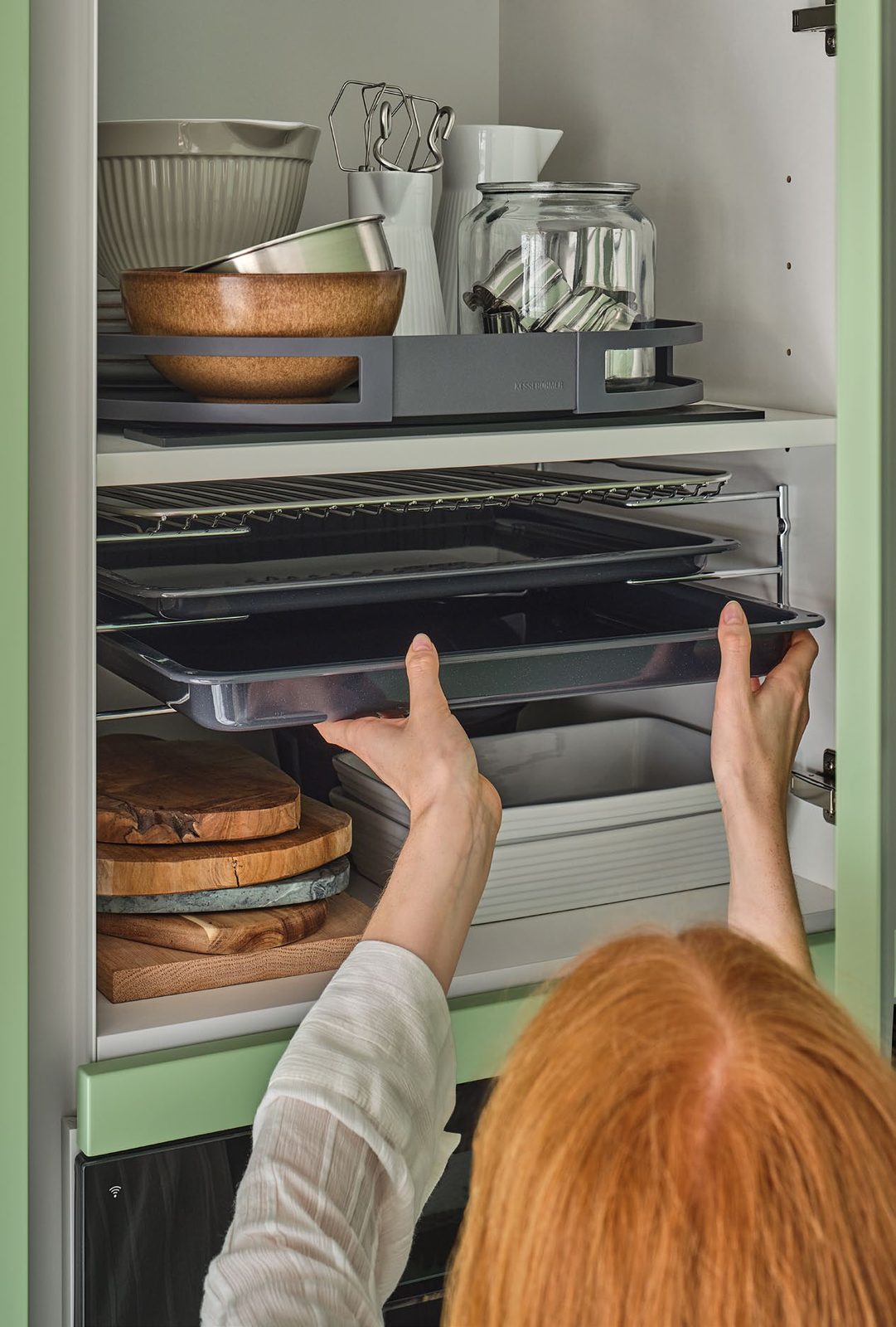 Baking tray holder