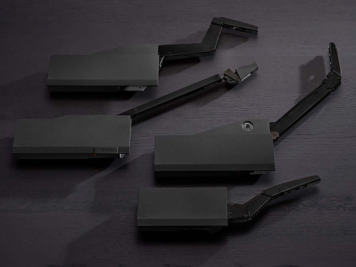 AVENTOS top in eclipse black — catalog photo