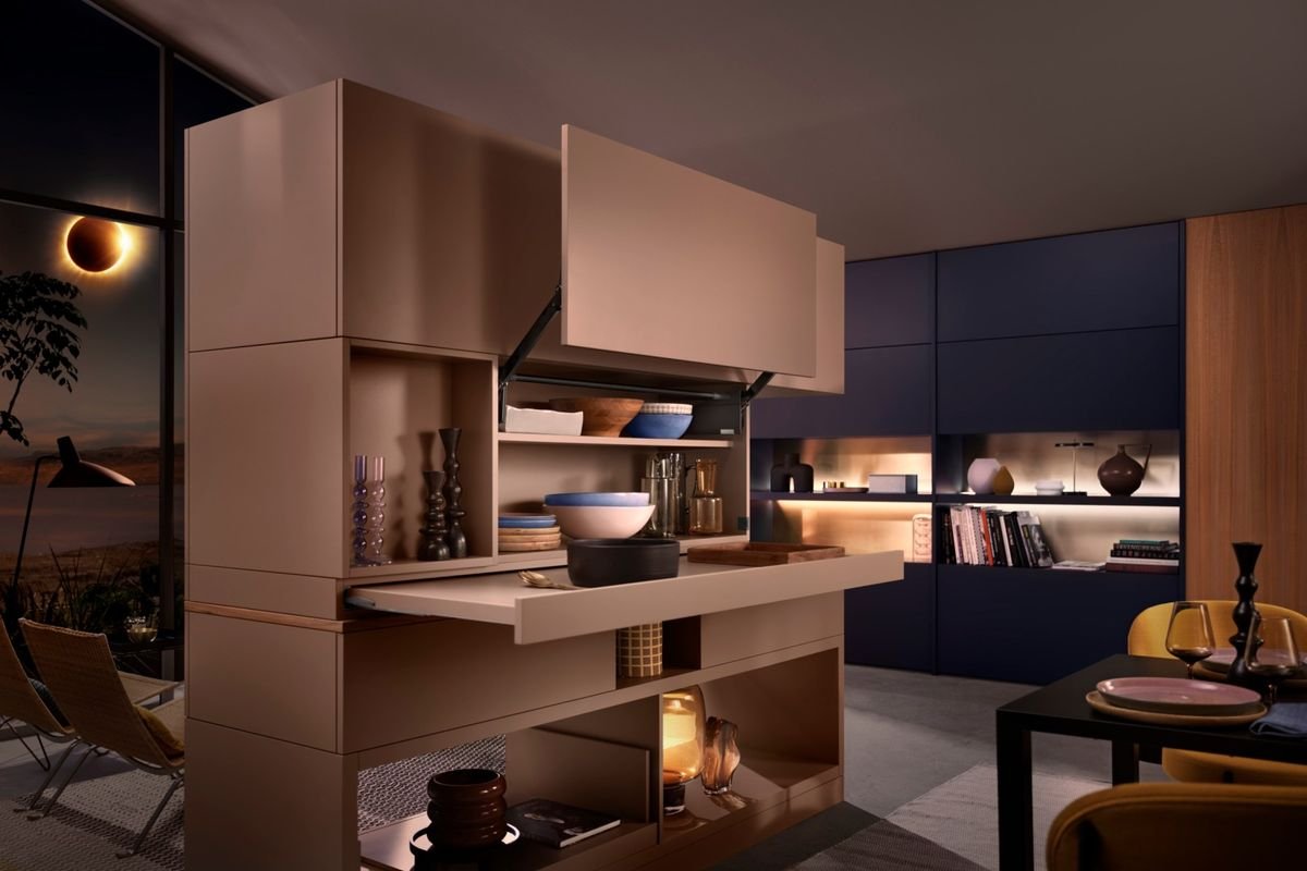AVENTOS top in eclipse black — catalog photo