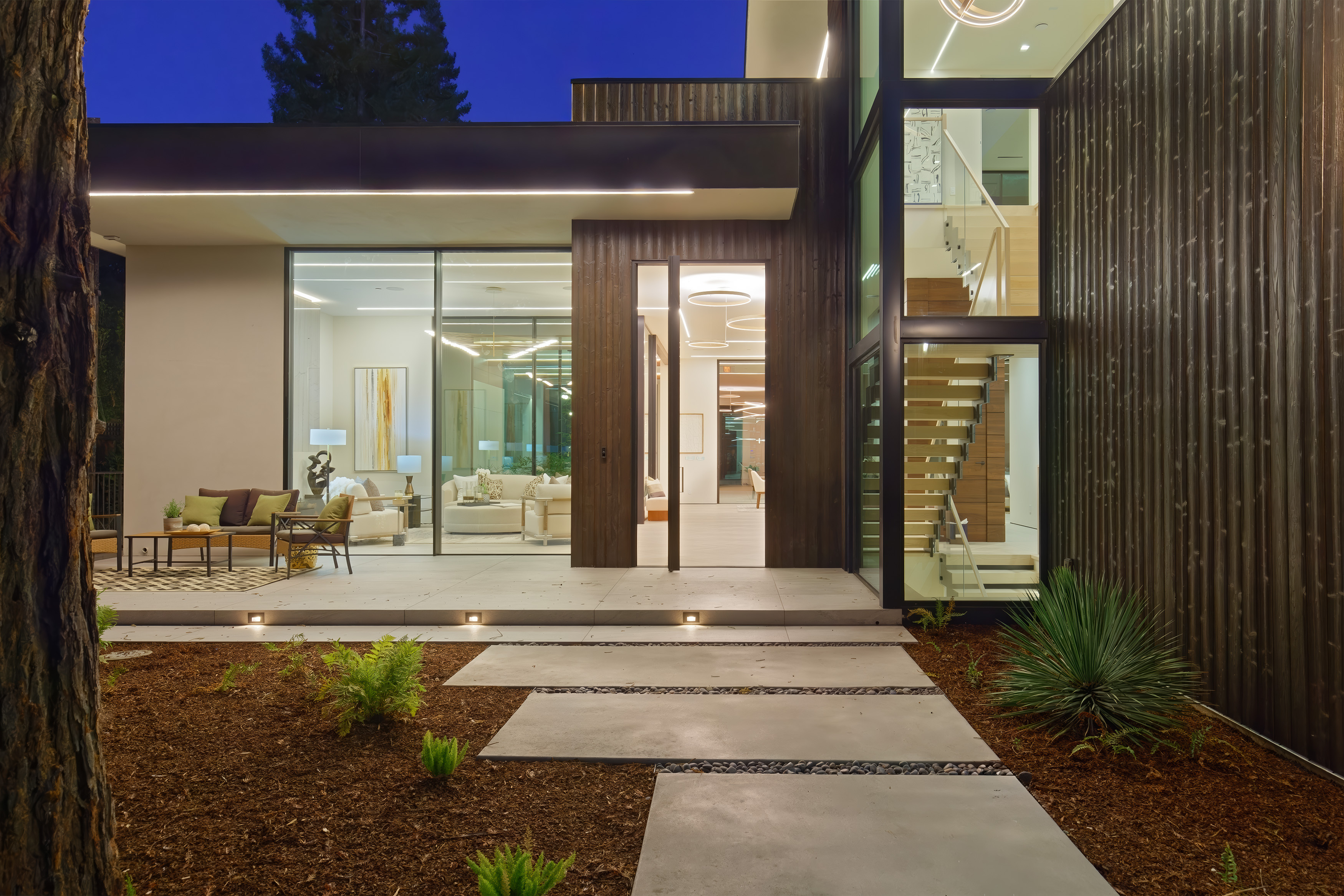 Front courtyard with stone pavers